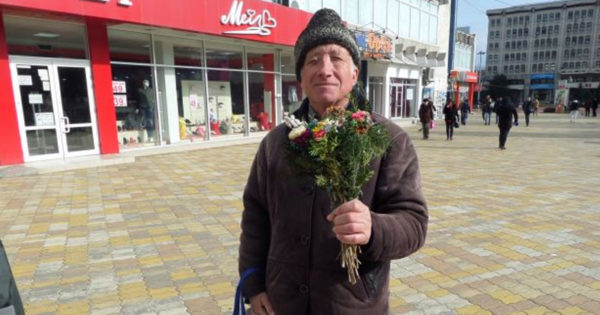Povestea emoţionantă a pensionarului care vinde flori în versuri ca să îşi ajute nepoţii: „Fac naveta aproape zilnic pentru a vinde câteva buchete“