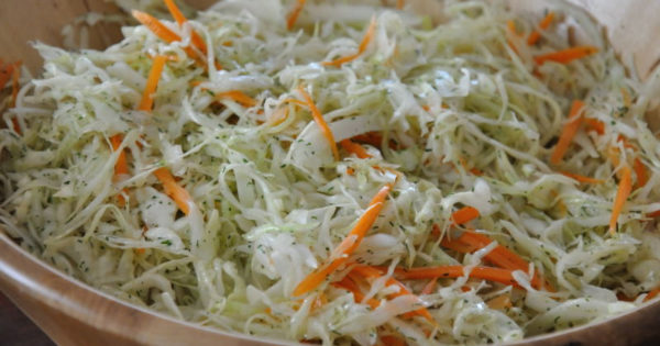 Această salată matinală te ajută să slăbești frumos și sănătos – cum se prepară?