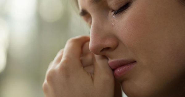 Motivul pentru care femeile plang mai mult decat barbatii – “Lacrimile de suflet, leacul minune al organismului”