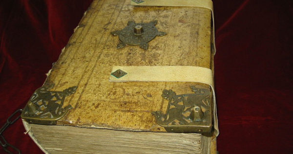 Codex Gigas sau Biblia Diavolului contine cele mai nebanuite secrete ale vietii: „Cantareste 70 de kg si a fost scrisa de un calugar intr-o noapte sub indrumarea lui Satan”!