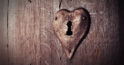 O inimă deschisă şi o minte deschisă sunt uşa ce se deschide larg spre prezenţa iubirii. Chiar şi când uşa e închisă, prezenţa ei te îmbie s-o deschizi. Chiar şi când judeci şi te simţi separat de celălalt, iubirea te cheamă dinăuntru. …Tot ce ai de făcut este să baţi şi uşa ţi se va deschide.