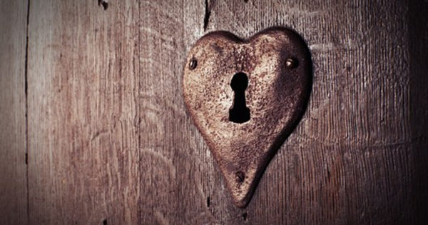 O inimă deschisă şi o minte deschisă sunt uşa ce se deschide larg spre prezenţa iubirii. Chiar şi când uşa e închisă, prezenţa ei te îmbie s-o deschizi. Chiar şi când judeci şi te simţi separat de celălalt, iubirea te cheamă dinăuntru. …Tot ce ai de făcut este să baţi şi uşa ţi se va deschide.