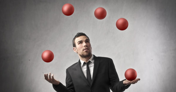 Imagineaza-ti viata ca pe un joc in care jonglezi cu 5 mingii in aer. Aceste mingii sunt: munca, familia, sanatatea, prietenii si spiritul. Trebuie sa le mentii in aer.