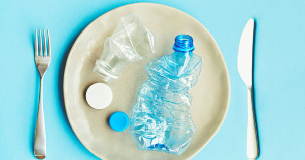 Un biolog molecular ne avertizează: chimicalele ambalajelor din plastic intră în alimente