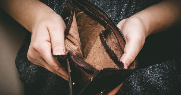 Obiceiuri care duc la sărăcie: cum să scapi de ele și să îți îmbunătățești relația cu banii