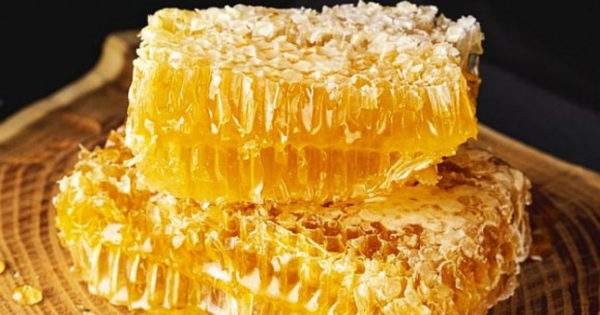 Mestecați fagure de miere o dată pe zi și veți avea o imunitate puternică – un tratament delicios pentru gingivită și cataractă