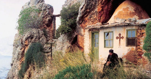 Secretul longevității călugărilor de la Sfântul Munte Athos constă în obiceiurile alimentare și stilul de viață sănătos.