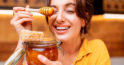Sănătate bună și piele tânără, iată de ce mierea ar trebui să fie inclusă în alimentație dacă ai peste 45 de ani