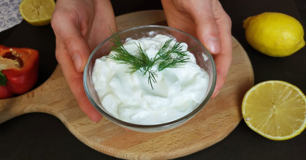 Maioneza albă ca zăpada fără ouă și lapte. Aceasta este o varianta ideala pentru salatele din Post