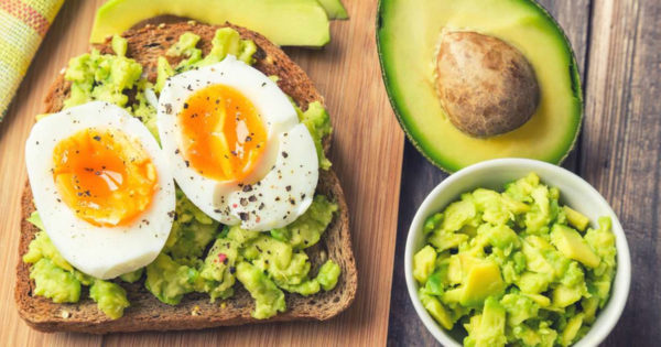 Cum și cu ce se combină cel mai bine avocado: 9 salate sănătoase și gustoase