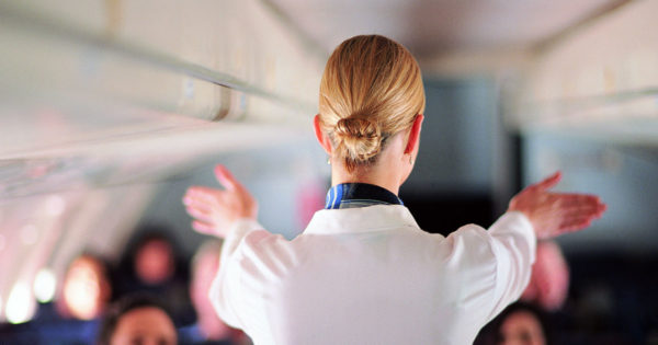 O însoțitoare de bord explică ce tipuri de încălțăminte să eviți, din motive de siguranță, atunci când călătorești cu avionul